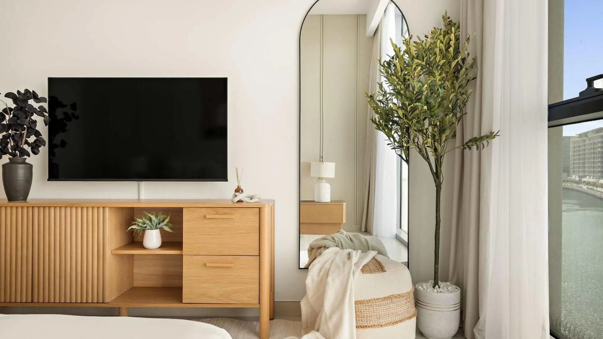 Silkhaus Canalside 2Br With Maid Room In Canal Front Residence Dubaj Apartman